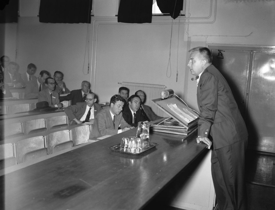 Professor K R Stehling (USA) Naval Research lab USA houdt voordracht ivm r, Bestanddeelnr 909-8041