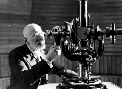 Professor Luigio Carmera in het Observatorium, Bestanddeelnr 191-1393