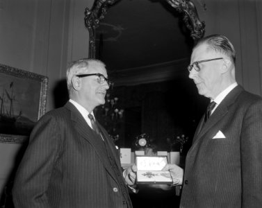 Professor dr R W Zandvoort onderscheiding ontvangen van Engelse ambassadeur A, Bestanddeelnr 915-8269