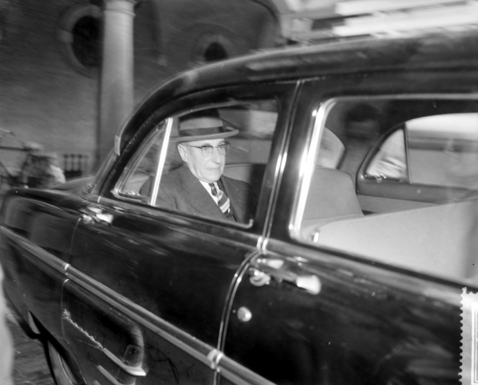 Professor De Quay verlaat Den Haag op weg naar de Koningin, professor De Quay in, Bestanddeelnr 910-3262