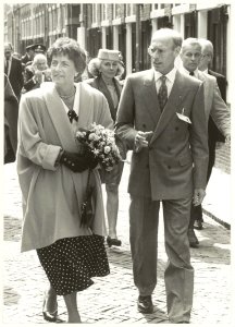 Prinses Margriet wandelt samen met conservator Pieter Biesboer door het Groot Heiligland. NL-HlmNHA 54031490