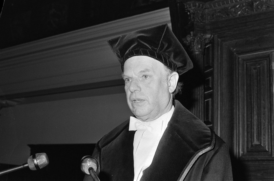 Professor Timmer tijdens ovatie in Amsterdam, Bestanddeelnr 933-7995