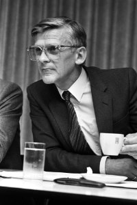 Professor Rang tijdens de persconferentie, Bestanddeelnr 931-7141