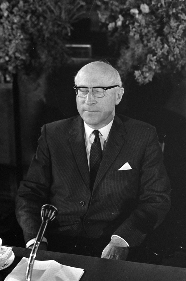 Professor Samkalden tijdens de persconferentie, Bestanddeelnr 920-4581