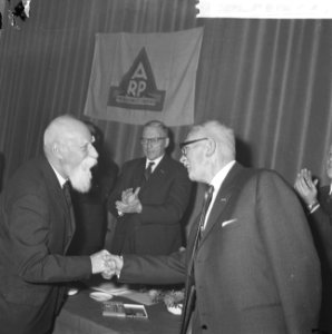 Professor dr J Severijn tot erelid benoemd tijdens najaarsconventie AR-partij, Bestanddeelnr 915-7437
