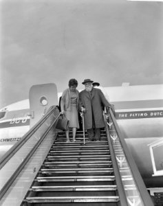 Professor Martin Buber arriveerde op Schiphol voor in ontvangstnemen Erasmus-pri, Bestanddeelnr 915-3258