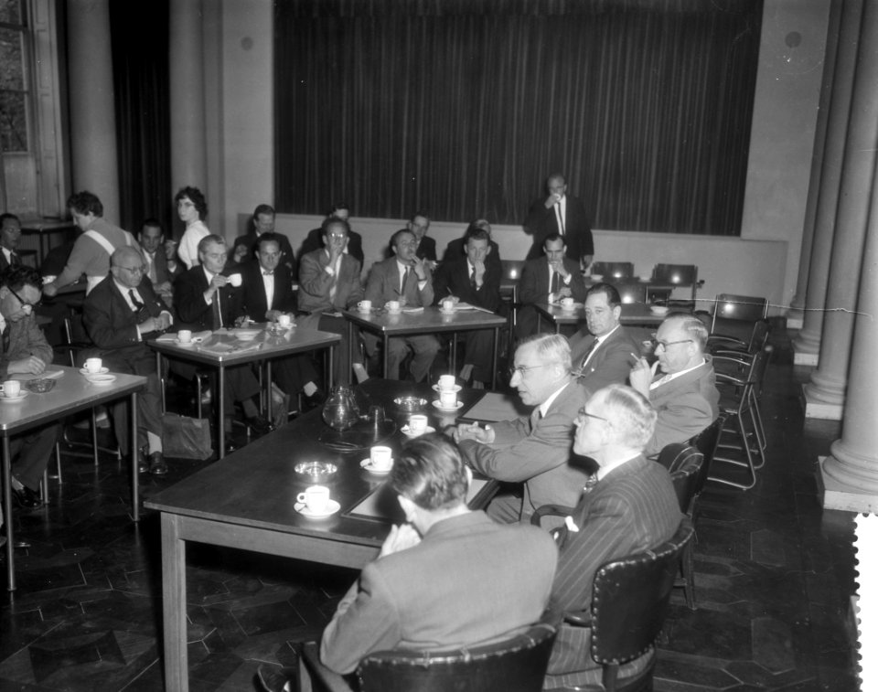Professor De Quay ( 3e van rechts) tijdens zijn persconferentie na zijn benoemin, Bestanddeelnr 910-3279