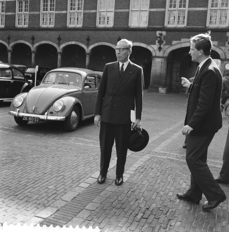 Professor de Quay ontvangt kandidaten voor ministerfuncties.Mr. A. C. W. Beerman, Bestanddeelnr 910-2989
