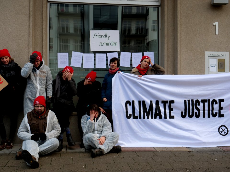 Protest action with the paris agreement at the BUND office Berlin 15