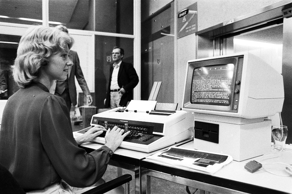 Processor voor tekstverwerking, Bestanddeelnr 932-6838