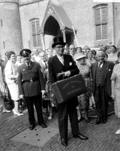 Professor dr H J Witteveen bij aankomst in Tweede Kamer met het koffertje, Bestanddeelnr 915-5337