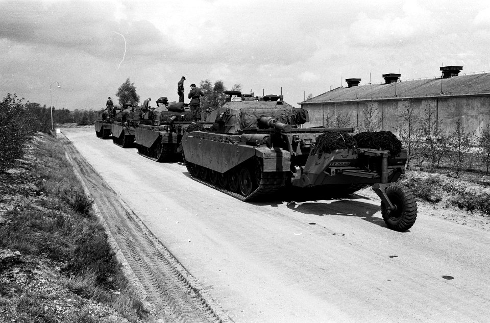Proefmobilisatie Cavalerie (Tankescadron) de tanks klaar om uit te rukken, Bestanddeelnr 915-1143