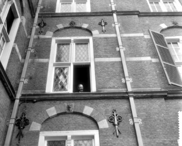 Professor De Quay tijdens een luchtje scheppen uit het raam, Bestanddeelnr 910-3115