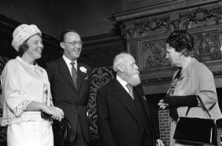Professor Buber in gesprek met koningin Juliana, links prins Bernhard, Bestanddeelnr 915-3276