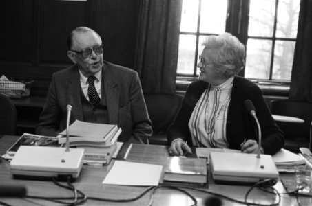 Professor Bastiaans (l) en voorzitter mevrouw Cornelissen, Bestanddeelnr 933-5457