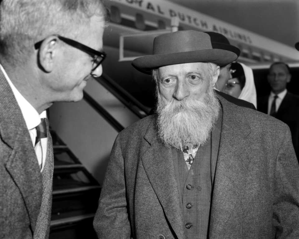 Professor Martin Buber arriveerde op Schiphol voor in ontvangstnemen Erasmus-pri, Bestanddeelnr 915-3262