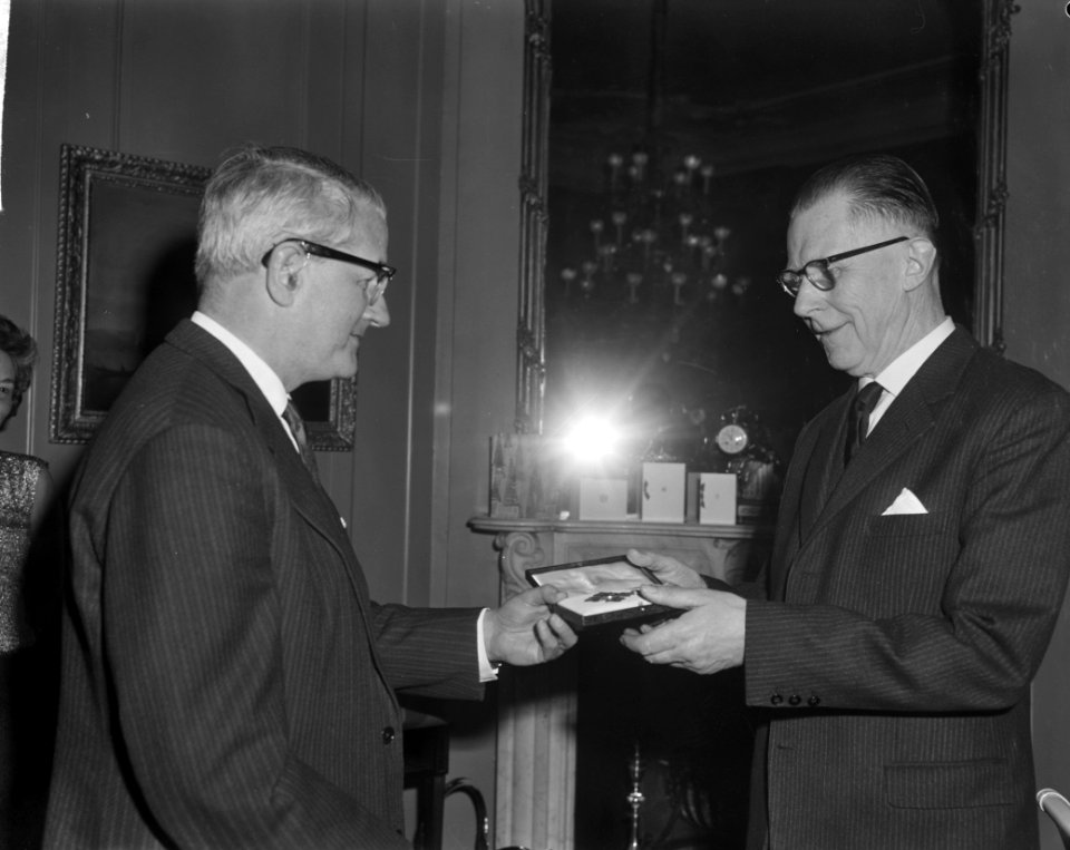 Professor dr R W Zandvoort onderscheiding ontvangen van Engelse ambassadeur A, Bestanddeelnr 915-8268