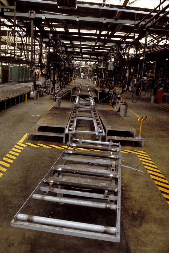 Produktie bij Ford Amsterdam gestopt lege fabriekshal met in het midden de lope, Bestanddeelnr 253-8631