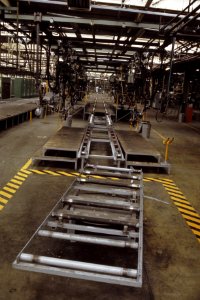 Produktie bij Ford Amsterdam gestopt lege fabriekshal met in het midden de lope, Bestanddeelnr 253-8631