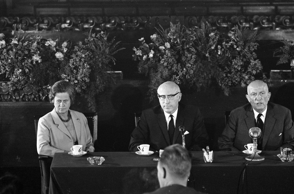 Professor Samkalden en zijn echtgenote tijdens de persconferentie, Bestanddeelnr 920-4582
