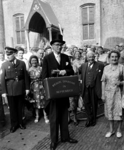 Professor dr H J Witteveen bij aankomst in Tweede Kamer met het koffertje, Bestanddeelnr 915-5333