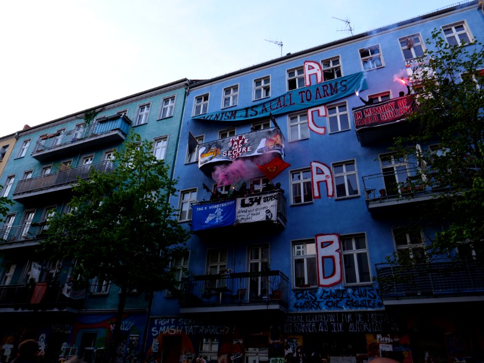 Protest at houses next to the revolutionary 1st may demonstration Berlin 2019 14