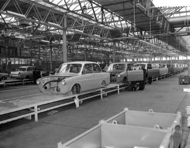 Produktie van de DAF personenauto te Eindhoven, de carroserieen op de 120m lange, Bestanddeelnr 910-1760