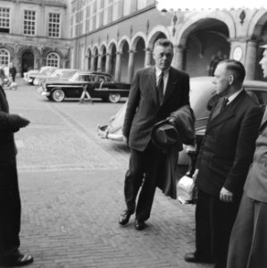 Professor de Quay ontvangt kandidaten voor ministerfuncties. Ir. J. A. Minderhou, Bestanddeelnr 910-2983