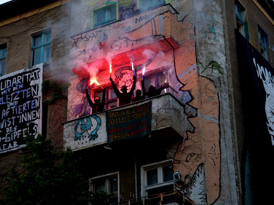 Protest at houses next to the revolutionary 1st may demonstration Berlin 2019 38