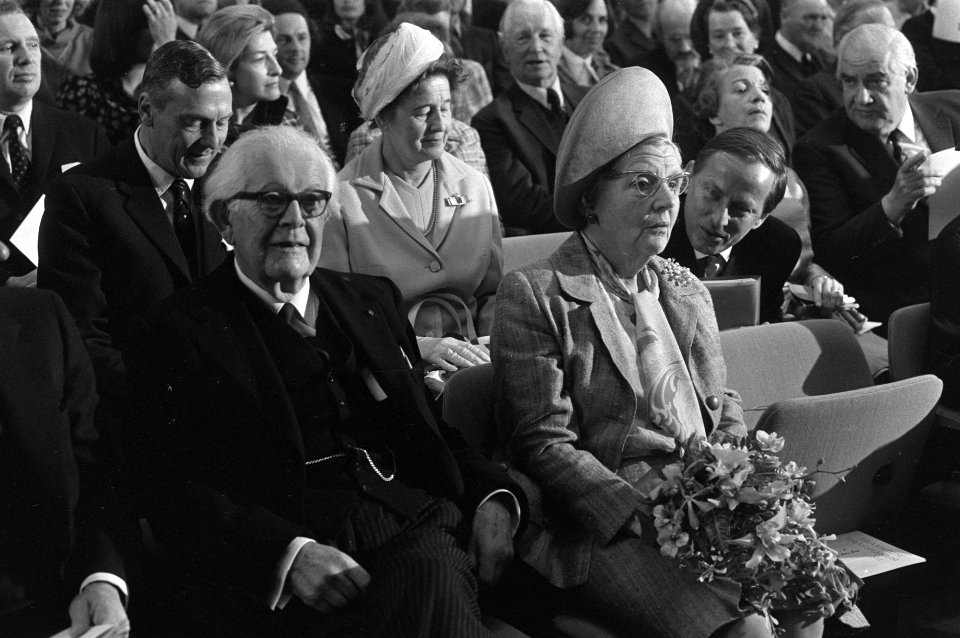 Professor Piaget en koningin Juliana tijdens de bijeenkomst, Bestanddeelnr 925-6521