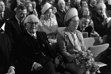Professor Piaget en koningin Juliana tijdens de bijeenkomst, Bestanddeelnr 925-6521