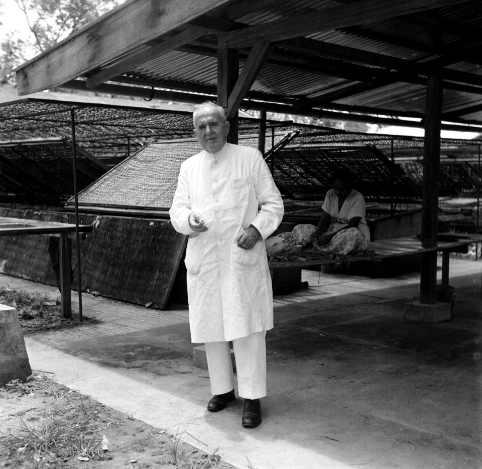 Professor Von Stakel op een kwekerij in Suriname, Bestanddeelnr 252-6308