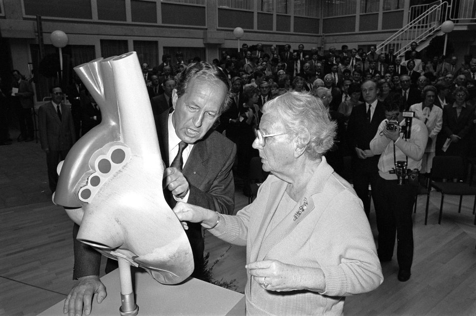 Professor Roos (l.) gaf uitleg, Bestanddeelnr 933-6041