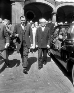 Professor De Quay ontvangt de voorzitter van het CNV de heer C. J. Van Mastrigt , Bestanddeelnr 910-3116