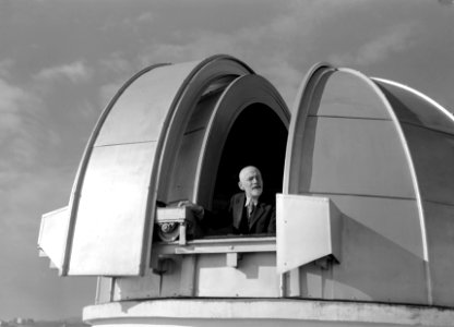 Professor Luigio Carmera in het Observatorium, Bestanddeelnr 191-1391