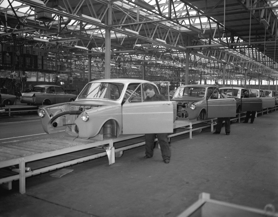 Produktie van de DAF personenauto te Eindhoven, de carroserieen op de 120m lange, Bestanddeelnr 910-1763