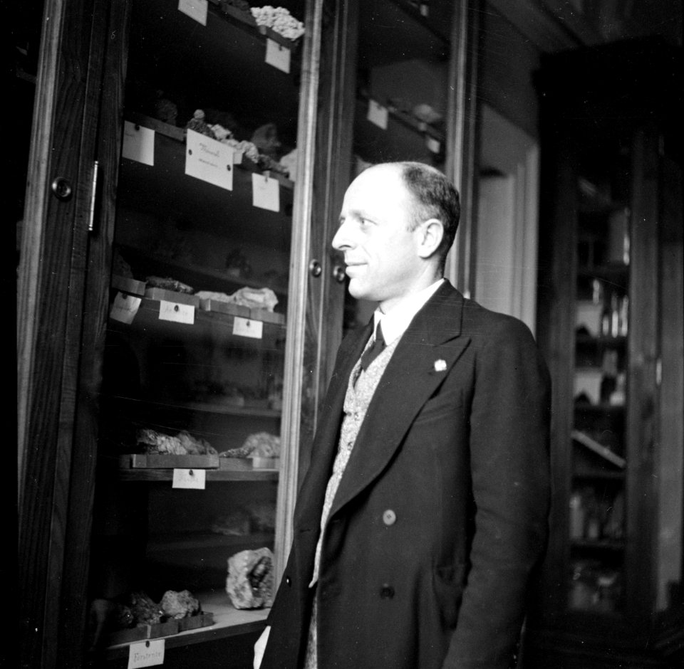 Professor Imbo bij een kast met stenen in het Observatorio Vesuviano, Bestanddeelnr 191-1385