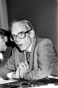 Professor mr. W. C. L. van der Grinten 30 jaar kroonlid SER en ontvangt daarom v, Bestanddeelnr 932-1078