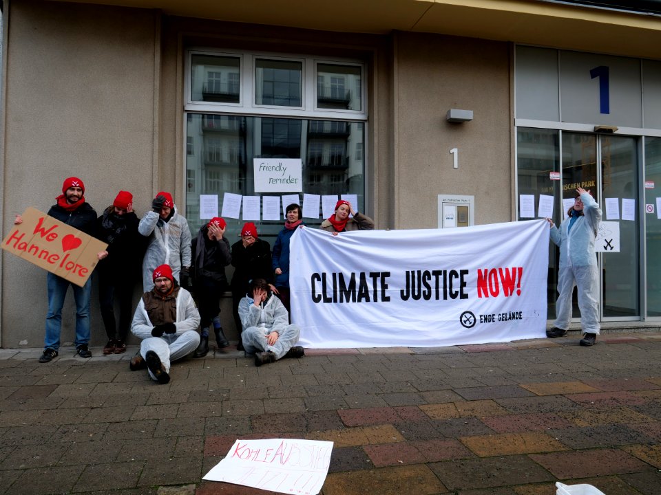 Protest action with the paris agreement at the BUND office Berlin 14