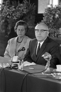 Professor Samkalden en zijn echtgenote tijdens de persconferentie, Bestanddeelnr 920-4577
