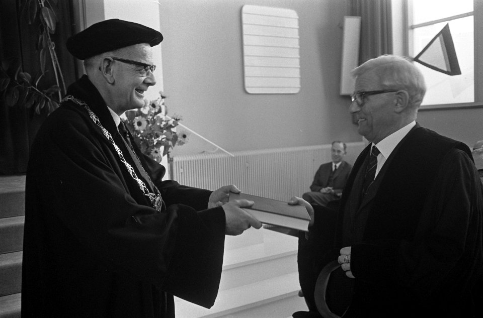 Professor De Gaay Fortman (links) terwijl hij de scheidende professor een bundel, Bestanddeelnr 918-3225