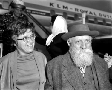 Professor Martin Buber arriveerde op Schiphol voor in ontvangstnemen Erasmus-pri, Bestanddeelnr 915-3257