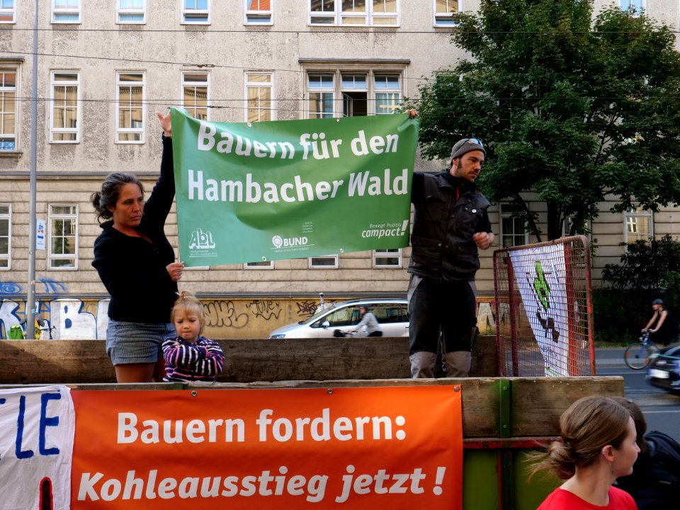 Protest at "Coal Commission" meeting 08