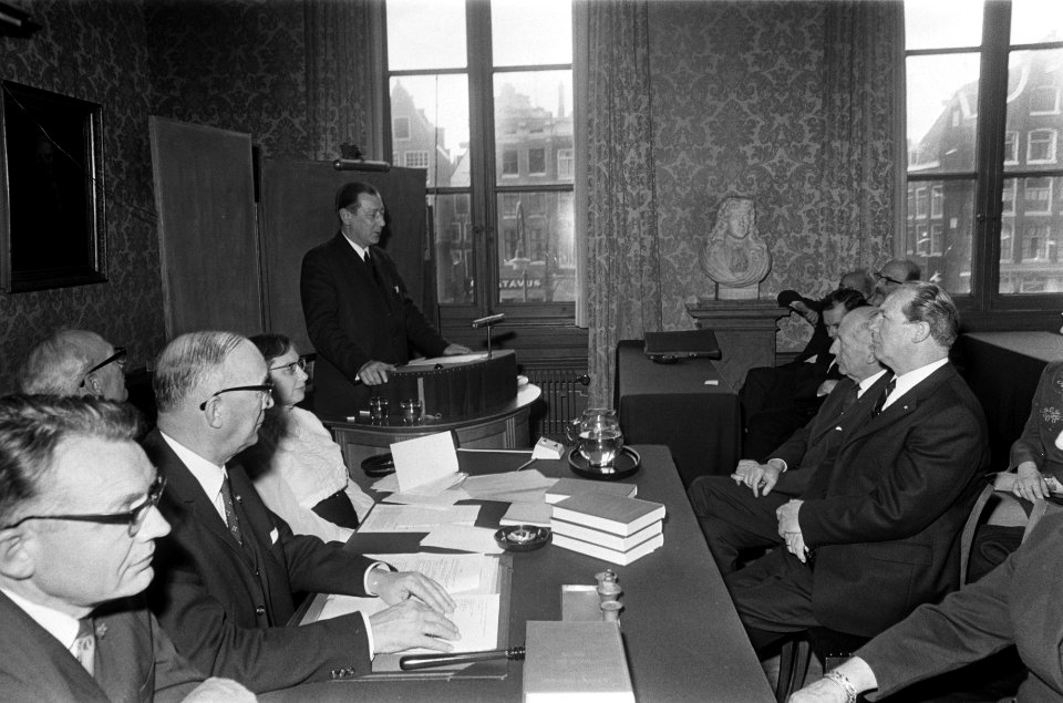 Professor dr. G. J. M. van der Kerk , hoogleraar organische scheikunde Utrecht o, Bestanddeelnr 923-3083