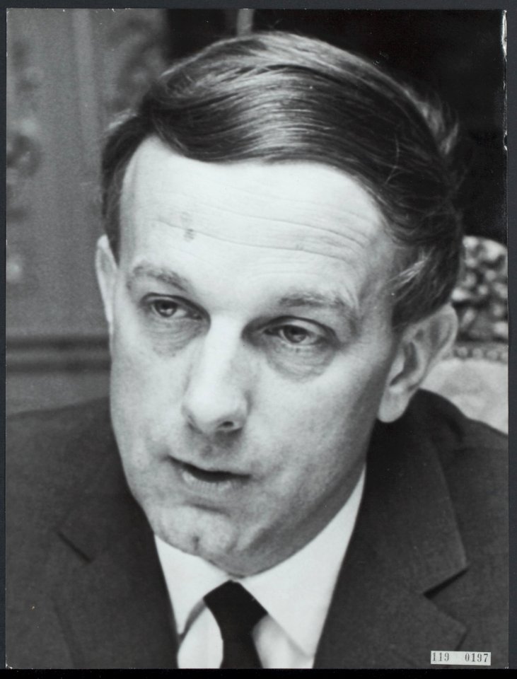 Professor Doctor P. A. J. M. Steenkamp, hoogleraar sociaal recht, informateur ee, Bestanddeelnr 119-0197