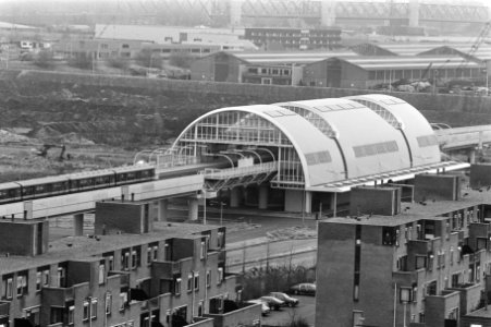 Proefrit op nieuwe metrotraject Hoogvliet Spijkenisse (bij station), Bestanddeelnr 933-2823