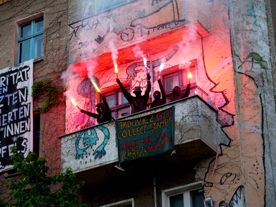 Protest at houses next to the revolutionary 1st may demonstration Berlin 2019 36