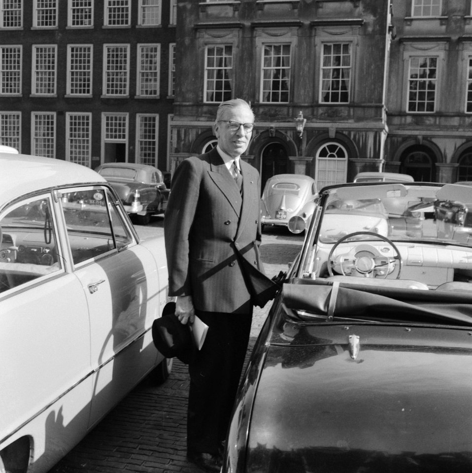 Professor de Quay ontvangt kandidaten voor ministerfuncties.Mr. A. C. W. Beerman, Bestanddeelnr 910-2988