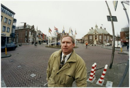 Professor Georges Allaert op het Raadhuisplein. NL-HlmNHA 54036273