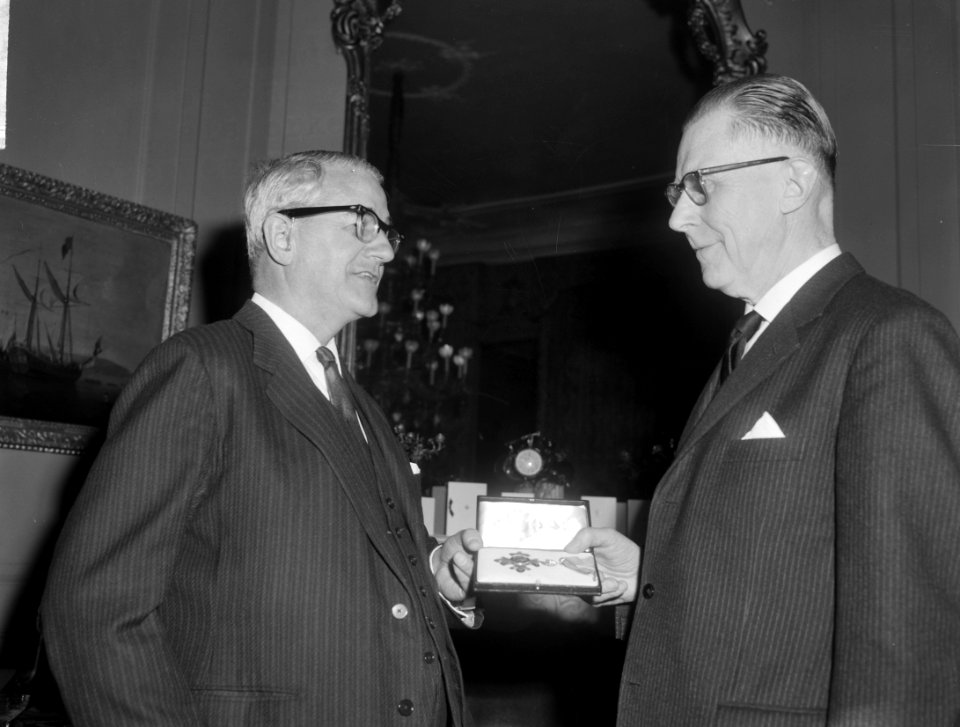 Professor dr R W Zandvoort onderscheiding ontvangen van Engelse ambassadeur A, Bestanddeelnr 915-8267